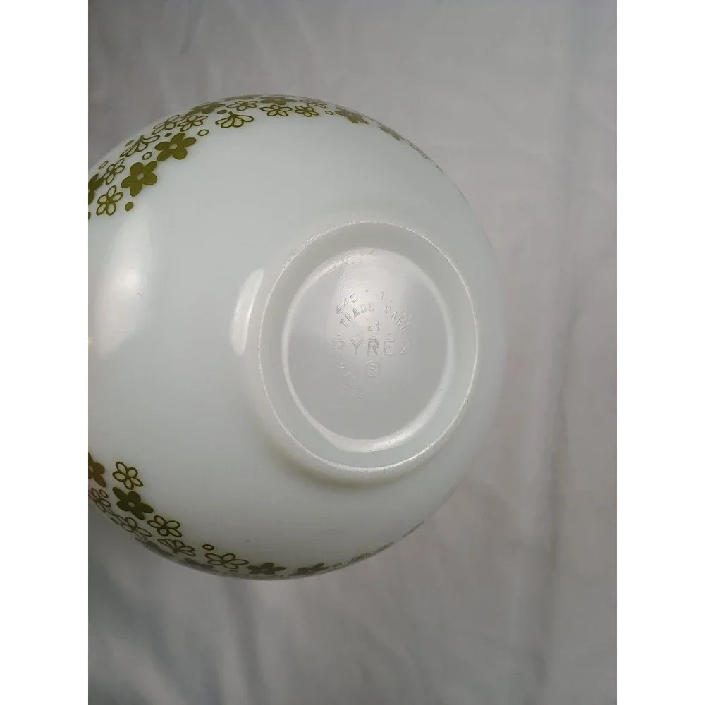 Vintage Pyrex 443 Spring Blossom Cinderella Bowl 2.5 Qt White Green Flowers 70s